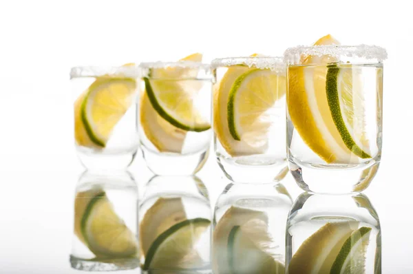 Cuatro chupitos de vodka con limón —  Fotos de Stock