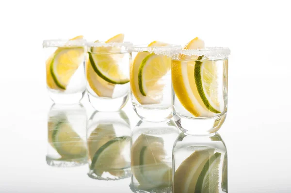 Quatro doses de vodka com limão — Fotografia de Stock