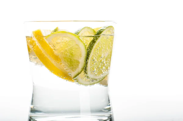 Vaso de agua con rodaja de limón —  Fotos de Stock