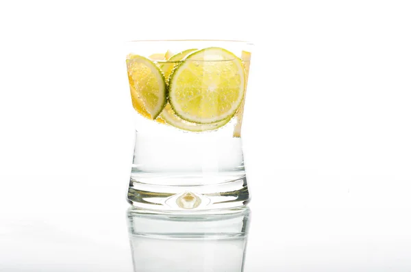 Copo de água com fatia de limão — Fotografia de Stock