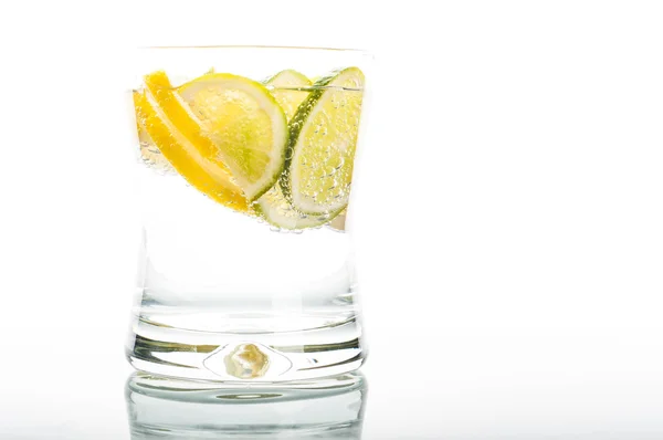 Vaso de agua con rodaja de limón —  Fotos de Stock