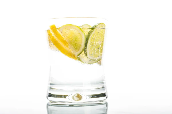 Vaso de agua con rodaja de limón —  Fotos de Stock