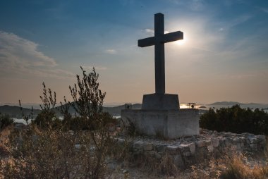 Karşı mavi gökyüzü güneşli, yaz günü Hırvatistan'çapraz.