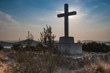 Karşı mavi gökyüzü güneşli, yaz günü Hırvatistan'çapraz.