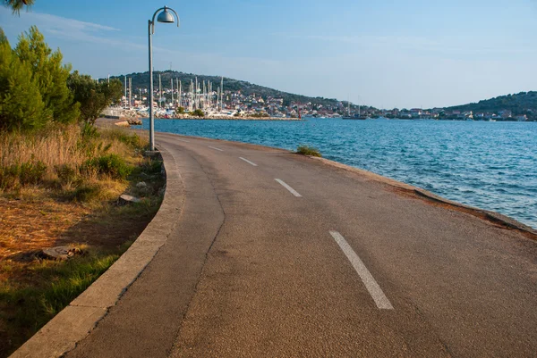 Deniz kenarında yol