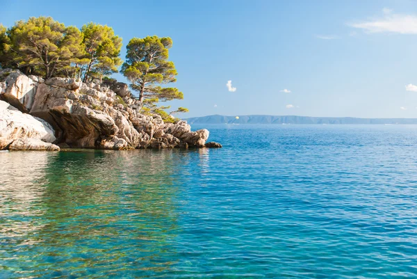 Plage de rochers sauvages à Brela — Photo