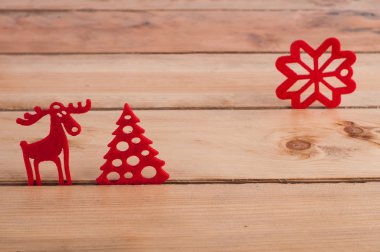 ahşap masa üzerinde kırmızı Noel dekorasyon