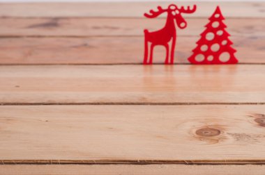 ahşap masa üzerinde kırmızı Noel dekorasyon