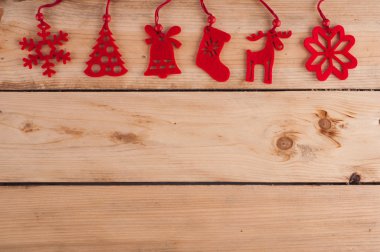 ahşap masa üzerinde kırmızı Noel dekorasyon