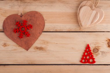 ahşap masa üzerinde kırmızı Noel dekorasyon