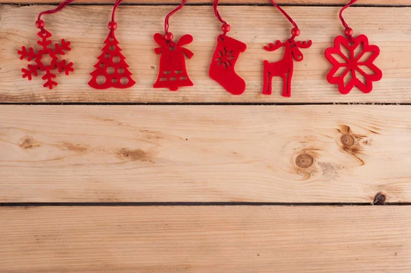 Decoración roja de Navidad en mesa de madera — Foto de Stock