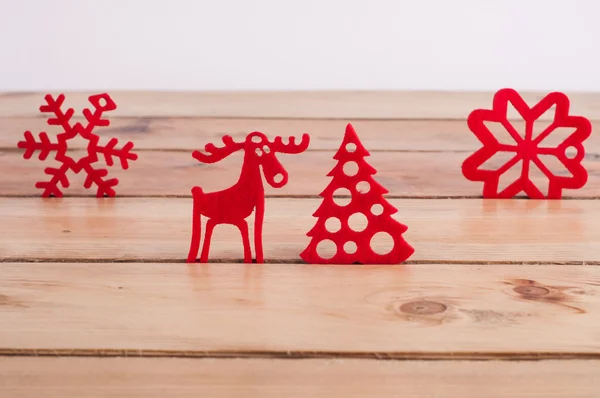 Decoración roja de Navidad en mesa de madera — Foto de Stock