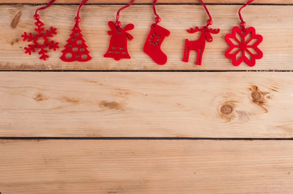 Decoración roja de Navidad en mesa de madera — Foto de Stock