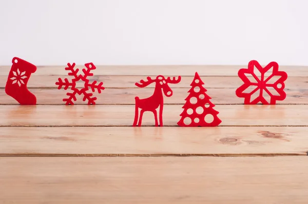 Decoración roja de Navidad en mesa de madera — Foto de Stock