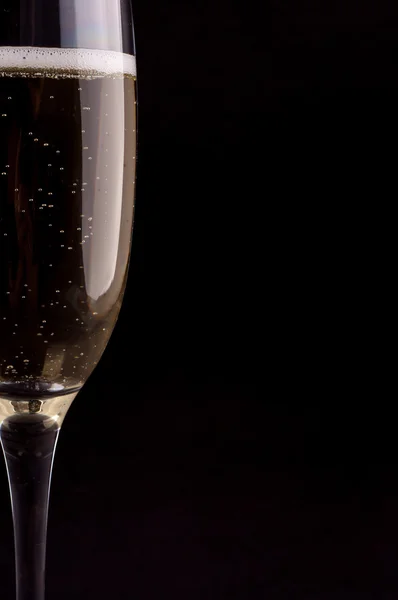 Een glas champagne op zwarte achtergrond — Stockfoto