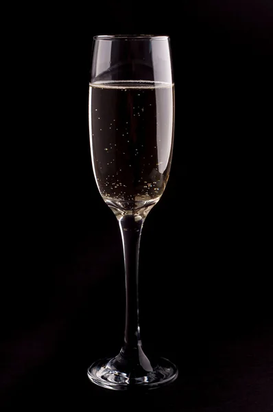 Egy pohár pezsgő fekete háttér — Stock Fotó