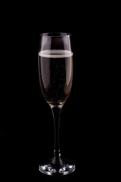黒を背景にシャンパンを1杯 — ストック写真