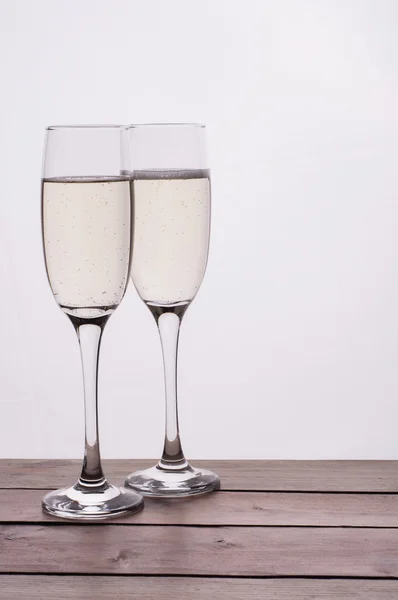 白い背景に、木製のテーブルの上のシャンパン グラス — ストック写真