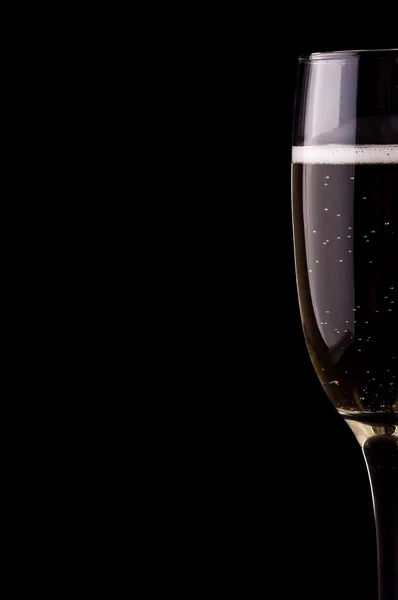 Een glas champagne op zwarte achtergrond — Stockfoto