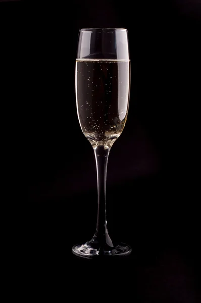 Egy pohár pezsgő fekete háttér — Stock Fotó