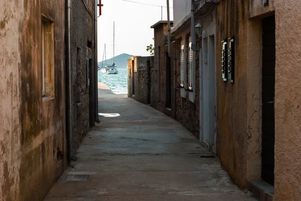 Rua velha em Murter, Dalmácia, Croácia — Fotografia de Stock