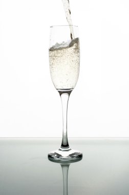 Beyaz arka planda şampanyayı cama dökmek