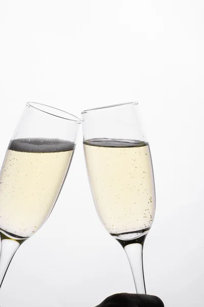 Twee glazen champagne op witte achtergrond — Stockfoto