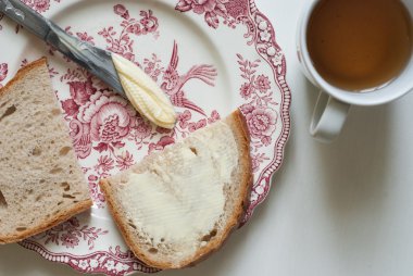 Vintage plaka üzerinde lezzetli tereyağlı ekmek 