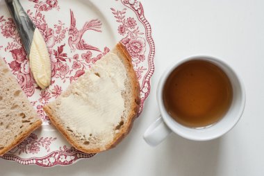 Vintage plaka üzerinde lezzetli tereyağlı ekmek 