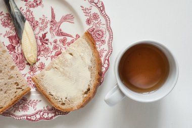 Vintage plaka üzerinde lezzetli tereyağlı ekmek 