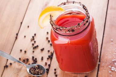 Bloody mary üzerinde ahşap masa kokteyl