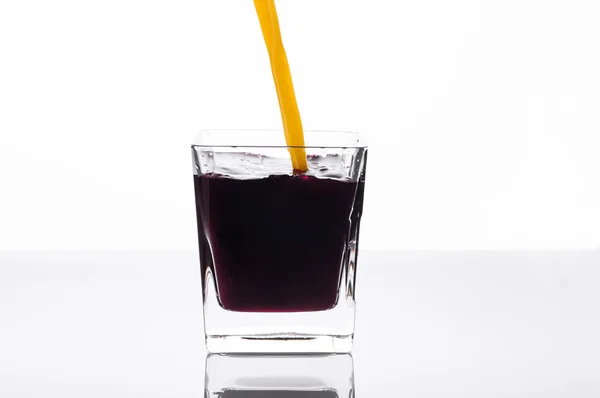 Narancslé, ömlött be a pohár, feketeribizli lé — Stock Fotó