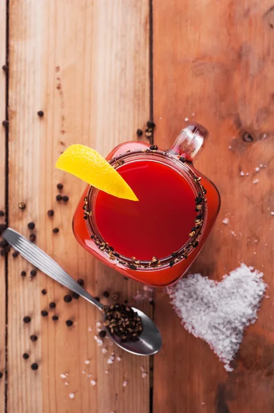 Bloody mary cocktail op houten tafel — Stockfoto