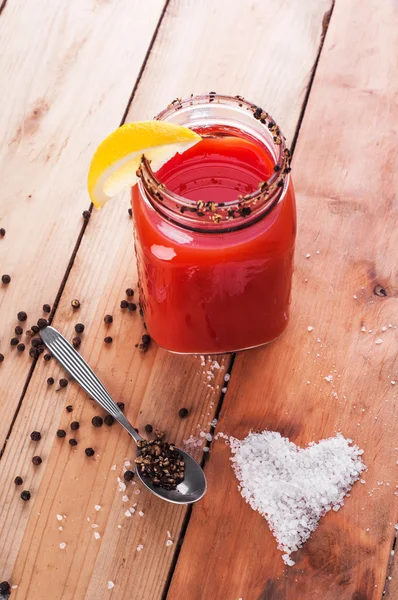 Bloody mary cocktail op houten tafel — Stockfoto