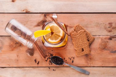 Ahşap masa üzerinde kavanoza sıcak baharatlı çay