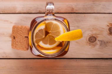 Ahşap masa üzerinde kavanoza sıcak baharatlı çay