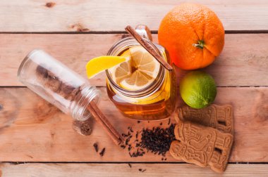 Ahşap masa üzerinde kavanoza sıcak baharatlı çay