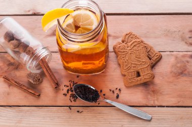 Ahşap masa üzerinde kavanoza sıcak baharatlı çay