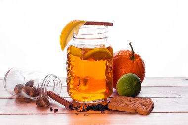 Ahşap masa üzerinde kavanoza sıcak baharatlı çay