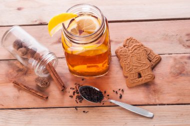 Ahşap masa üzerinde kavanoza sıcak baharatlı çay