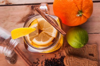 Ahşap masa üzerinde kavanoza sıcak baharatlı çay