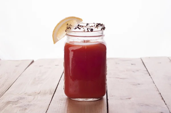 Blutiger Cocktail auf Holztisch — Stockfoto