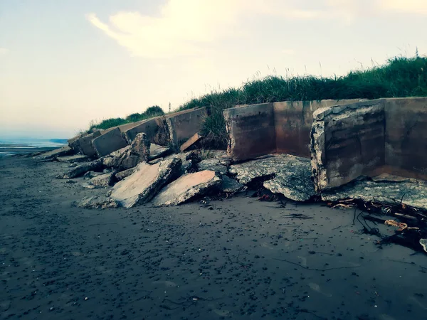 Ruins of collapsed buildings on the seashore — Stock Photo, Image