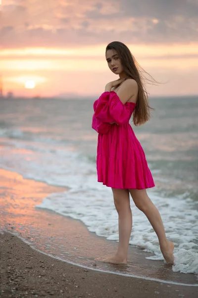 Menina Vestido Verão Rosa Caminha Costa Mar Nascer Sol — Fotografia de Stock