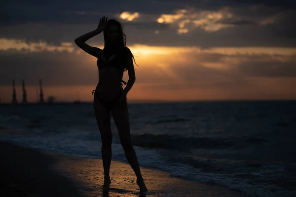 Giovane Ragazza Cammina Sulla Costa Del Mare All Alba Silhouette — Foto Stock