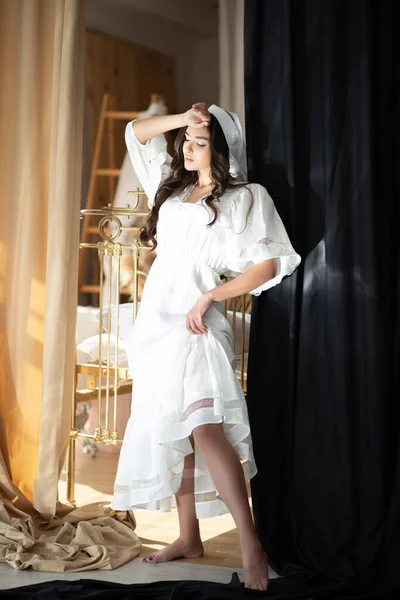 Молодая Красивая Брюнетка Невероятным Макияжем Белом Летнем Платье Платке Черном — стоковое фото