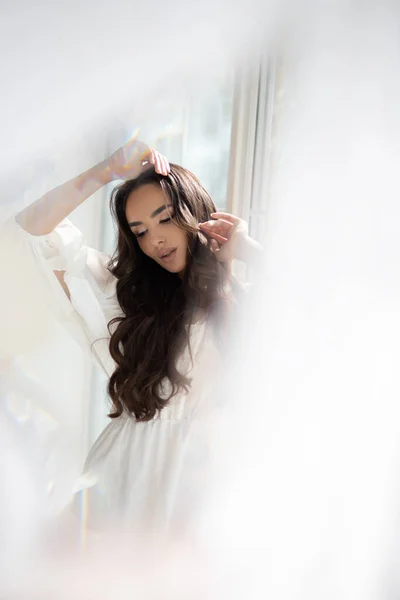 Beyaz Yaz Elbisesi Içinde Inanılmaz Makyajlı Güzel Esmer Kızın Aynasında — Stok fotoğraf