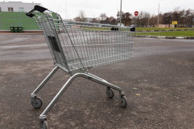 Sokakta bir süpermarketten alınmış boş bir market arabası.