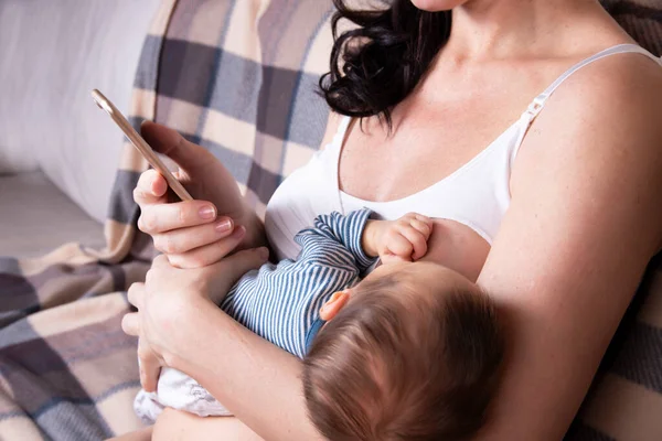 European woman, mom. Breastfeeding concept, newborn baby boy. — Stock Photo, Image