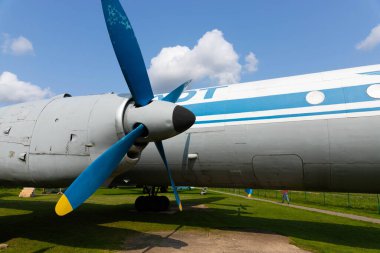 Minsk, Belarus - 30 Eylül 2020: Sivil eski bir uçağın kanatları ve pervaneleri.